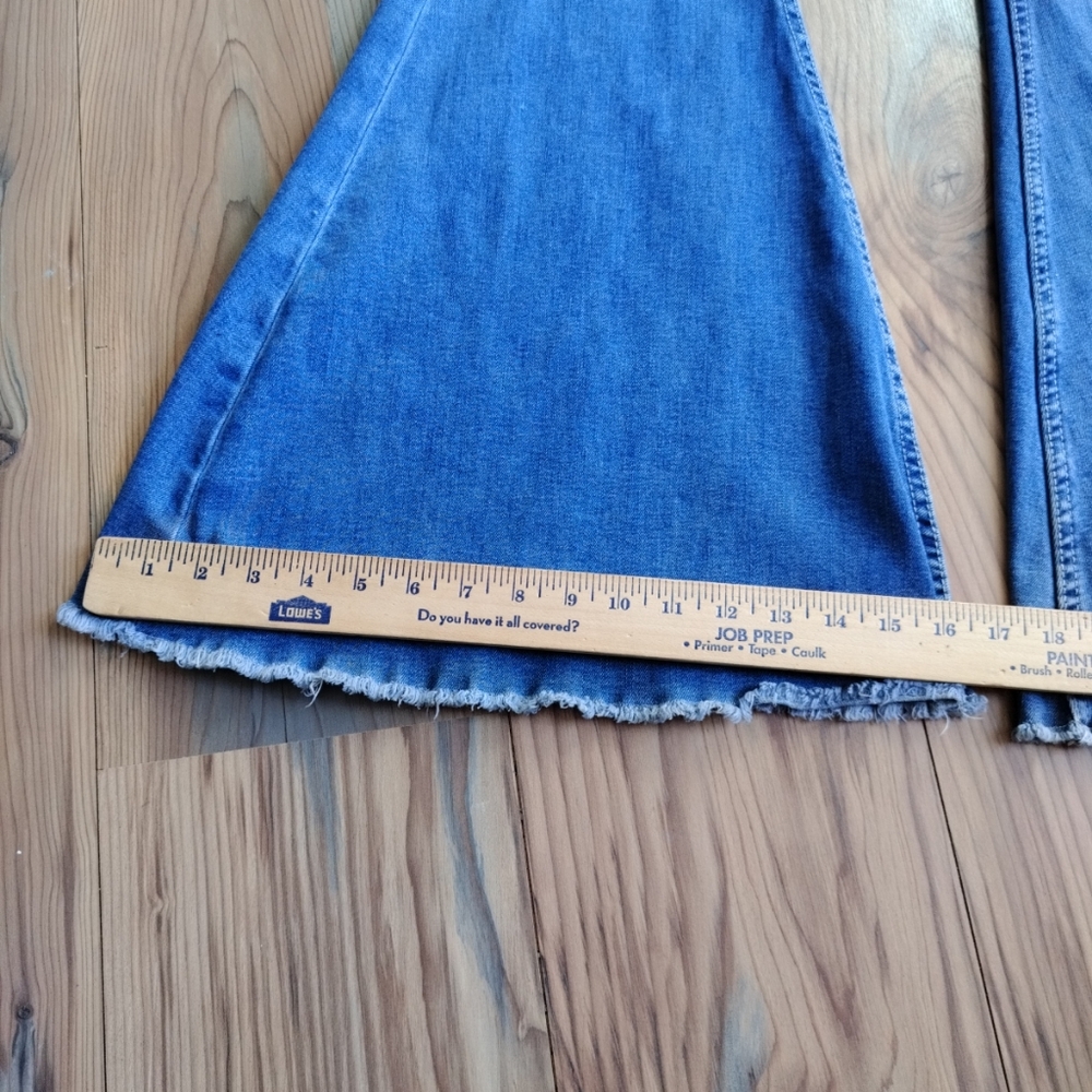 Shyanne Super Flare Women's Jeans feature a distressed knee design - Picture 7 of 12